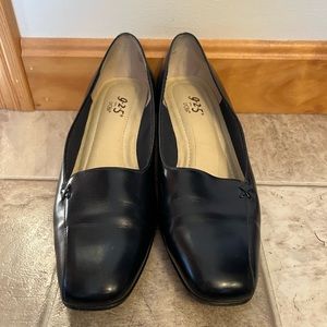 9.2.5 Womens Dress shoes, rare navy blue leather, size 9.5M.